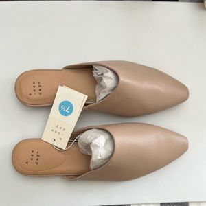 Pointed toe slip on